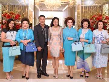 ฉลองวันแม่ : ศิรินภา สว่างล้ำ กรรมการผู้จัดการบริษัทศิรินภา ไดมอนด์ จำกัด จัดงานเฉลิมฉลองวันแม่แห่งชาติในคอนเซ็ปท์บลูปาร์ตี้ แจกรางวัลบลูแซฟไฟร์มูลค่ากว่าสองแสนบาท โดยมี วิชิต วิทยฐานกรณ์, พัชรา วีรบวรพงษ์, เสาวนีย์ อักษรานุวัตร, ชมพูนุช เตชะไพบูลย์, ขันทอง อุดมมหันติสุข, ญาณรักษ์ มานิธิคุณ มาร่วม ณ ศิรินภาไดมอนด์โชว์รูม ชั้น 1 ศูนย์การค้าสยามพารากอน