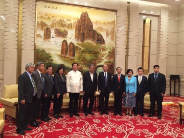 ดูงานเมืองจีน : พินิจ จารุสมบัติ ประธานสภาวัฒนธรรมไทย-จีนและส่งเสริมความสัมพันธ์ นำคณะผู้บริหาร มหาวิทยาลัยศรีนครินทรวิโรฒ โดยมี ดร.ปานสิริ พันธ์สุวรรณ รองอธิการบดีฝ่ายวิชาการเป็นหัวหน้า ดูงานด้านการศึกษาและวัฒนธรรมที่ประเทศสาธารณรัฐประชาชนจีน โอกาสนี้ได้พบกับผู้นำระดับสูงของจีนทั้งจากรัฐบาลและกองทัพของจีน