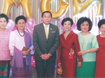 สุขสันต์วันเกิด : ฯพณฯ อรรถนิติ ดิษฐอำนาจ องคมนตรี ให้เกียรติมาร่วมอวยพรในงานวันเกิด เอมอร หิรัญประเสริฐวุฒิ ท่ามกลางความอบอุ่นระหว่างสมาชิกลูกหลานในครอบครัว อาทิ ใสศรี หิรัญประเสริฐวุฒิ ผู้อำนวยการเขตดินแดง ที่ห้องบอลรูม โรงแรมดิ เอมเมอรัลด์