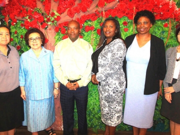 เลี้ยงต้อนรับ : พันธ์พิไล ใบหยก กงสุลใหญ่กิตติมศักดิ์ราชอาณาจักรสวาซิแลนด์ เลี้ยงต้อนรับ Moses Vilakati รมว.กระทรวงเกษตร สวาซิแลนด์ ซึ่งมาศึกษางานโครงการอันเนื่องมาจากพระราชดำริ ของพระบาทสมเด็จพระเจ้าอยู่หัว โดยมี วรมน ใบหยก รองกงสุลฯ ร่วมต้อนรับ ที่ โรงแรมใบหยกสกาย