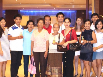 ส่งรักให้แม่ไม่แพ้ใคร : ลักษณ์วรรณ วงศ์วรการ กก.ผจก.กลุ่มโรงแรมริชมอนด์ มอบความสุขให้พนักงานและครอบครัว โดยให้ตัวแทนพนักงานแต่ละแผนกของโรงแรมริชมอนด์ พาคุณแม่มาทานอาหารฉลองก่อนวันแม่ เพื่อที่จะบริการลูกค้าอย่างเต็มที่ในวันแม่แห่งชาติ 12 สิงหาคม ที่ โรงแรมริชมอนด์ ถนนรัตนาธิเบศร์