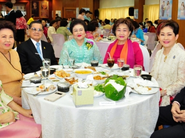 พล.ต.(ญ) คุณหญิงอัสนีย์-พล.อ.สิงหา เสาวภาพ สังสรรค์พร้อมต้อนรับ ยุวดี นิ่มสมบุญ, จรรย์สมร วัธนเวคิน, ผศ.ดร.วชิรญา บัวศรี, คุณหญิงณัฐิกา วัธนเวคิน อังอุบลกุล และ นพ.ขจิต ชูปัญญา
