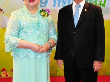 เจ้าของวันเกิด พล.ต.(ญ) คุณหญิงอัสนีย์ เสาวภาพ ประธาน
สภาสังคมสงเคราะห์ฯ พร้อมด้วยกำลังใจสำคัญที่อยู่เคียงข้างกันตลอดมา พล.อ.สิงหา เสาวภาพ