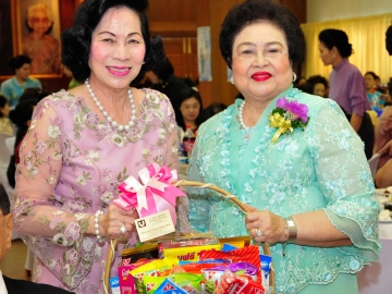 ดร.ศุลีมาศ สุทธิสัมพัทน์ มอบกระเช้าอวยพร