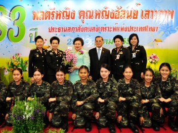 รับมอบดอกไม้จาก พล.อ.(ญ)วัฒนา อิ่มเงิน ผอ.วิทยาลัยพยาบาลกองทัพบก,
พ.อ.(ญ)ภารณี ฤกษ์เย็น, พ.อ.(ญ) เบญจมาศ บุญรับพายัพ, พ.อ.(ญ)ศิริพร พูนชัย
และน้องๆ จากวิทยาลัยพยาบาลกองทัพบก มาร่วมโชว์การแสดงในงาน