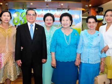 กรองมณี ดุจจานุทัศน์, คุณแม่สายหยุด สิทธิประเสริฐ และแขกผู้มีเกียรติ ร่วมอวยพร