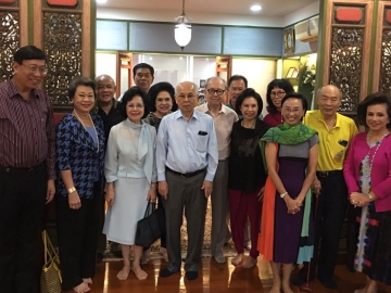 ทิพย์รักษ์ สุขุม เจ้าของบ้าน ต้อนรับแขกผู้มาเยือนชมดอกกระทุ่มบานสีเหลือง
ที่ 3 ปี ถึงจะออกดอกมาให้ชม มี โพธิพงษ์-ยุพา ล่ำซำ, วาริน พูนศิริวงศ์, รศ.ประพันธ์พงศ์
เวชชาชีวะ, ศ.พิเศษ พรเพชร-อารยา วิชิตชลชัย, คุณหญิงวิลาวัณย์ กำภู ณ อยุธยา,
อนันตชัย-อุไร คุณานันทกุล, รศ.ดร.แอนนาเบล ภามณี ขจรบุญ,กมลา สิงหศิวานนท์,
วิสาขา พลางกูร และ พล.อ.วรเดช ภูมิจิตร