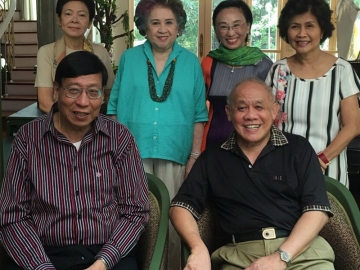 สังสรรค์แบบสบายๆ ทิพย์รักษ์-ภควดี สุขุม,
ศ.พิเศษ พรเพชร วิชิตชลชัย,
พรทิพย์ เชาวนปรีชา และ พัชรินทร์ พูนศิริวงศ์