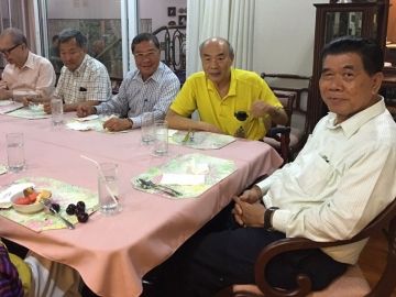 หนุ่ม(ใหญ่) สังสรรค์ อนันตชัย คุณานันทกุล, รศ.ประพันธ์พงศ์
เวชชาชีวะ, พล.อ.นพ.ชูฉัตร กำภู ณ อยุธยา, สันทัด เชาวนปรีชา และ วาริน พูนศิริวงศ์