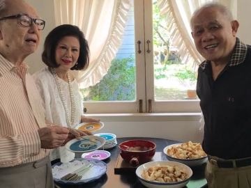 วาริน พูนศิริวงศ์,ทิพย์รักษ์ สุขุม และ คุณหญิงกัญญา หงส์ลดารมภ์ ชิมอาหารกันอย่างเพลิดเพลิน