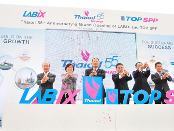 คุรุจิต นาครทรรพ ประธาน กก.บมจ.ไทยออยล์ ,อธิคม เติบศิริ ประธานเจ้าหน้าที่บริหารและกก.ผจก.ใหญ่ และคณะ กก.ศิริ จิระพงษ์พันธ์, สุวิมล กฤตยาเกียรณ์, นพดล ปิ่นสุภา, ทศพร ศิริสัมพันธ์