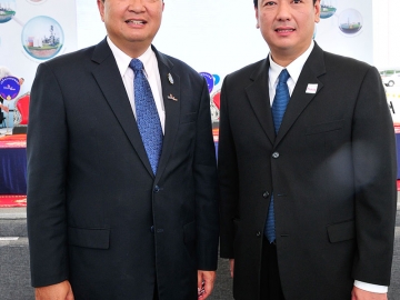 ผรณเดช พูนศิริวงศ์ กก.ผจก.บจ.นสพ.แนวหน้า ร่วมแสดงความยินดีกับ คุรุจิต นาครทรรพ ประธาน กก.บมจ. ไทยออยล์