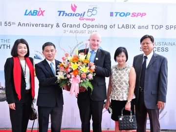 ผู้แทน บจ.ซีเมนส์ (ประเทศไทย) นำกระเช้ามาร่วมยินดี