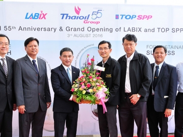 กระเช้ายินดีจาก ชัยศักดิ์ ยงบรรเจิด ผช.ผอ.ฝ่ายสัญญาซื้อขายไฟฟ้า-วิชาการ และ นิคม วรวัฒน์ หน.กลุ่มงานเจรจาและสัญญาในประเทศ การไฟฟ้าฝ่ายผลิตแห่งประเทศไทย (กฝผ.)