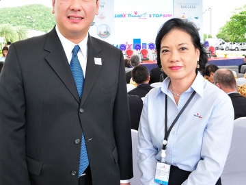 ผรณเดช พูนศิริวงศ์ กก.ผจก.นสพ.แนวหน้า กับ นิรมล ลิขิตประธาน ฝ่าย ปชส. ไทยออยล์