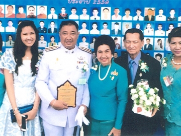 ลูกกตัญญู : คุณหญิงโรส บริบาลบุรีภัณฑ์ แสดงความยินดีกับ พ.ต.อ.นิรันดร์ บริบาลบุรีภัณฑ์ ที่ได้รับโล่เกียรติคุณ “ลูกกตัญญู” จากสภาสังคมสงเคราะห์แห่งประเทศไทยฯ โดยมี รัญชา-กฤติกา-จารุปิยา บริบาลบุรีภัณฑ์ และ ประสิทธิ์ ศุขะนิล ร่วมแสดงความยินดี