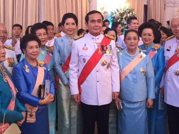 พล.อ.ประยุทธ์ จันทร์โอชา นายกรัฐมนตรี พร้อมด้วย รศ.นราพร จันทร์โอชา ภริยา ถ่ายภาพกับ ท่านผู้หญิงรวิจิตร์-อรัญ สุวรรณบุบผา,ท่านผู้หญิงนราวดี ชัยเฉนียน,ท่านผู้หญิงจรุงจิตต์ ทีขะระ,ท่านผู้หญิงอรนุช-ดร.จิรายุ อิศรางกูรฯ และ ดร.ท่านผู้หญิง ภรณี มหานนท์