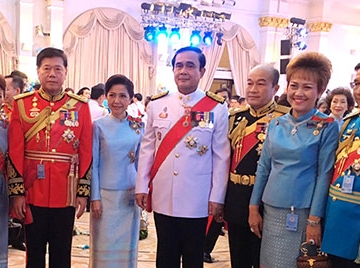 พล.อ.ประยุทธ์ จันทร์โอชา นายกรัฐมนตรี แวดล้อมด้วย ปลัดกลาโหม พล.อ.ปรีชา-ผ่องพรรณ จันทร์โอชา, ผบ.สส.พล.อ.สมหมาย-พล.ต.หญิง รัชดา เกาฏีระ, ผบ.ทบ. พล.อ.ธีรชัย-พล.ต.หญิง บุญรักษา นาควานิช, ผบ.ทร. พล.ร.อ.ณะ-ปราณี อารีนิจ, พล.อ.อ.ตรีทศ สนแจ้ง ผบ.ทอ. และ ผบ.ตร. พล.ต.อ.จักรทิพย์-ดร.บุษบา ชัยจินดา