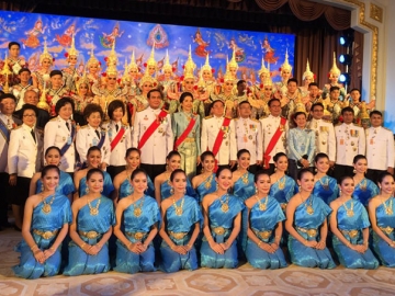 พล.อ.ประยุทธ์ จันทร์โอชา นายกรัฐมนตรี พร้อมด้วย รศ.นราพร จันทร์โอชา ภริยา ถ่ายภาพกับคณะนักแสดง นาฏยโขนไทยเฉลิมพระเกียรติฯ