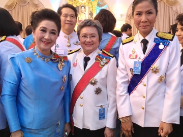 สองรัฐมนตรีหญิง อภิรดี ตันตราภรณ์ รมว.กระทรวงพาณิชย์ และ กอบกาญจน์ วัฒนวรางกูร รมว.กระทรวงการท่องเที่ยวและกีฬา กับ ผาณิต พูนศิริวงศ์