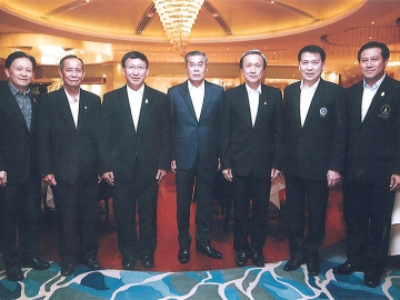 แสดงความยินดี : ศ.คลินิก นพ.อุดม คชินทร พร้อมคณะกรรมการสภามหาวิทยาลัยมหิดล จัดเลี้ยงแสดงความยินดีให้กับ ดร.สมศักดิ์ ลีสวัสดิ์ตระกูล และ ศ.คลินิก นพ.เสรี ตู้จินดา ในโอกาสมีพระบรมราชโองการโปรดเกล้าฯแต่งตั้งให้ดำรง
ตำแหน่งกรรมการสภามหาวิทยาลัยมหิดล ที่ห้อง ลอร์ดจิม โรงแรมแมนดารินโอเรียนเต็ล กรุงเทพฯ