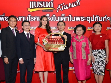 สมทบกองทุนฯ : ท่านผู้หญิงเพ็ญศรี วัชโรทัย และ ตุลย์ วงศ์ศุภสวัสดิ์ ผจก.ทั่วไป บจก.เซเรบอส (ประเทศไทย) ร่วมเปิดโครงการ “แบรนด์รังนกแท้ พลังแห่งรักที่ยิ่งใหญ่
ของแม่เพื่อกองทุนโรคมะเร็งในเด็ก ในพระอุปถัมภ์ฯ” เพื่อรณรงค์หารายได้ช่วยเหลือผู้ป่วยเด็กโรคมะเร็งที่ยากไร้ทั่วประเทศ ที่ เซ็นทรัลเวิลด์