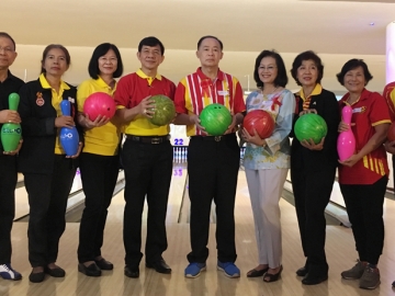 “สิงห์แดงสัมพันธ์ 59” : สุทธิชัย ทรรศนสฤษดิ์ อดีตรองปลัด กทม.และ วรรณวิไล พรหมลักขโณ ประธานจัดงานฯ ร่วมเปิดการแข่งขันโบว์ลิ่งการกุศลของ สมาคมรัฐศาสตร์แห่งมหาวิทยาลัยธรรมศาสตร์ ในพระบรมราชูปถัมภ์ เพื่อหาทุนสนับสนุนการศึกษาและงานวิชาการของคณะรัฐศาสตร์ มธ.ที่ บลูโอฯ รัชโยธิน