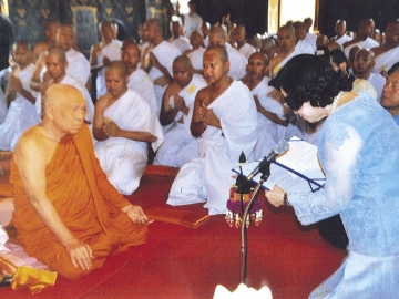 ดร.ศุลีมาศ สุทธิสัมพัทน์ ประธานโครงการบรรพชาอุปสมบทหมู่เฉลิมพระเกียรติฯ กล่าวถวายตัวนาค
กับ สมเด็จพระวันรัต เจ้าอาวาสวัดบวรนิเวศราชวรวิหาร เพื่อเข้าถวายและเข้ารับการบรรพชา
เป็นสามเณรในพระพุทธศาสนาต่อไป