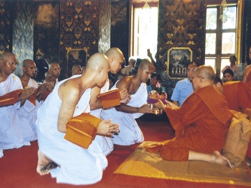 นาค สามเณร ถวายพานธูปเทียนแพแด่ พระอุปัชฌาย์