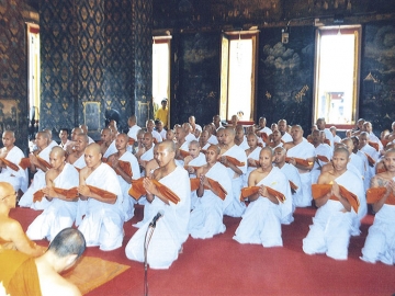 พระอุปัชฌาย์ เริ่มพิธีบรรพชาสามเณร 85 รูป ณ พระอุโบสถ วัดบวรนิเวศราชวรวิหาร