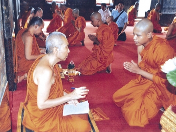 พระราชพุทธิมุนี ให้ศีลแก่สามเณร