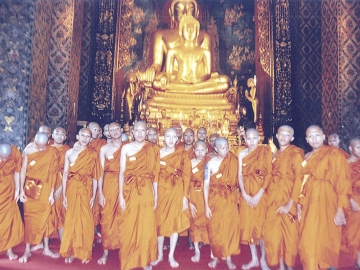 เสร็จพิธีบรรพชา สามเณรถ่ายภาพร่วมกัน ณ หน้าพระประธานในพระอุโบสถของวัดบวรนิเวศราชวรวิหาร