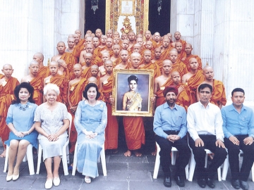 ดร.ศุลีมาศ สุทธิสัมพัทน์, ศักดา สัจจะมิตร, ยุพา วัฒนดำรง,
ตวงทอง สุกเพชร และแขกผู้มีเกียรติถ่ายภาพร่วมกับสามเณร