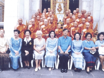 อาเล็ก จรรยาทรัพย์กิจ,ดร.ศุลีมาศ สุทธิสัมพัทน์,ยุพา วัฒนดำรง และแขกผู้มีเกียรติ ถ่ายภาพกับสามเณรทั้ง 85 รูป หลังจาก
บวชเสร็จ
