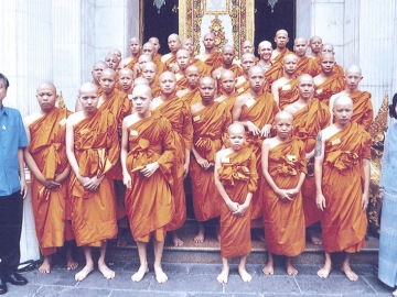 อาเล็ก จรรยาทรัพย์กิจ อธิบดีผู้พิพากษาศาลเยาวชนและครอบครัวกลาง,
ดร.ศุลีมาศ สุทธิสัมพัทน์ ประธานโครงการบรรพชาอุปสมบทหมู่เฉลิมพระเกียรติฯ ถ่ายภาพร่วมกับสามเณรทั้ง 85 รูป