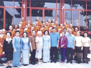 อาเล็ก จรรยาทรัพย์กิจ, ดร.ศุลีมาศ สุทธิสัมพัทน์, สหการณ์ เพ็ชรนรินทร์,
ยุพา วัฒนดำรง, หรรษา คลี่สุวรรณ และแขกผู้มีเกียรติ ถ่ายภาพ
กับสามเณร บริเวณหน้าศาลาแดง วัดบวรนิเวศราชวรวิหาร