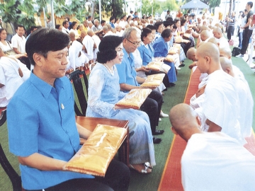 อาเล็ก จรรยาทรัพย์กิจ, ดร.ศุลีมาศ สุทธิสัมพัทน์, สหการณ์ เพ็ชรนรินทร์ และแขกผู้มีเกียรติ ร่วมกันมอบผ้าไตรให้แก่นาค สามเณร พร้อมให้พรด้วยความชื่นชมและเมตตายิ่ง