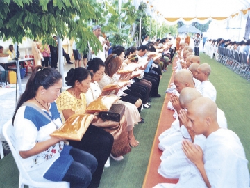 คณะผู้ปกครอง มอบผ้าไตรแก่นาค สามเณร ด้วยความปลื้มปีติซาบซึ้งใจเป็นอย่างยิ่ง