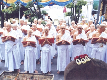 นาค สามเณร พร้อมกันต่อหน้าพระบรมฉายาลักษณ์ สมเด็จ
พระนางเจ้าฯ พระบรมราชินีนาถ ณ บริเวณหน้าพระอุโบสถ
วัดบวรนิเวศราชวรวิหาร