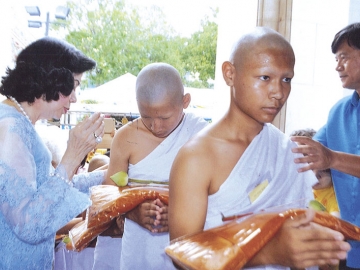 อาเล็ก จรรยาทรัพย์กิจ และ ดร.ศุลีมาศ สุทธิสัมพัทน์ นำส่งนาค สามเณรเข้าพระอุโบสถ