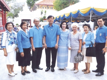 อาเล็ก จรรยาทรัพย์กิจ อธิบดีผู้พิพากษาศาลเยาวชนและครอบครัวกลาง,
ดร.ศุลีมาศ สุทธิสัมพัทน์ ประธานโครงการบรรพชาอุปสมบทหมู่เฉลิมพระเกียรติฯ,สหการณ์ เพ็ชรนรินทร์ รองอธิบดีกรมพินิจและคุ้มครองเด็กและเยาวชน,ยุพา วัฒนดำรง และแขกผู้มีเกียรติจาก
พุทธสมาคมแห่งประเทศไทยฯ พร้อมกัน ณ บริเวณศาลาแดง
วัดบวรนิเวศราชวรวิหาร