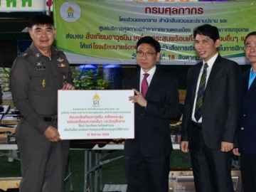 ไม่ให้เสียของ : กุลิศ สมบัติศิริ อธิบดีกรมศุลกากร ส่งมอบสิ่งเทียมอาวุธปืน 
เครื่องกระสุนพร้อมเครื่องประกอบอื่นๆ และวิทยุสื่อสารให้แก่ พ.ต.อ.สุวิทย์ 
แก้วกัลยา รองผู้บังคับการศูนย์ฝึกตำรวจ โรงเรียนนายร้อยตำรวจ เพื่อเป็นอุปกรณ์
สื่อการเรียนการสอนในการฝึกอบรมยุทธวิธีตำรวจ ที่กรมศุลกากร คลองเตย