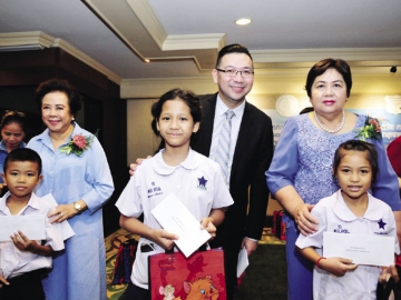 กรรมการแจกทุน ดวงใจ ตั้งสง่า, สุเกียรติ กิตติธรรมโชติ จากเทสโก้ โลตัส ร่วมมอบทุน 100,000 บาท และ ดร.อรอนงค์ ประสังศิต