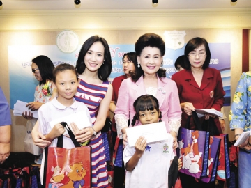 ละออ และ พญ.ปิยะชนก ตั้งคารวคุณ ร่วมมอบทุนเด็กเรียนดีและกตัญญู 150,000 บาท