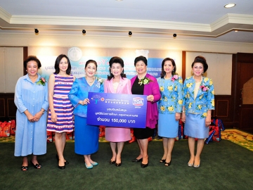 ละออ และพญ.ปิยะชนก ตั้งคารวคุณ ในนามมูลนิธิคุณแม่ลี้กิมเกียว ตั้งคารวคุณ และ ทีโอเอ กรุ๊ป ร่วมมอบทุนสนับสนุน 150,000 บาท