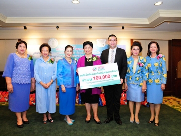 สุเกียรติ กิตติธรรมโชติ รองประธานกรรมการ แผนกรัฐสัมพันธ์ ตัวแทน มูลนิธิเทสโก้เพื่อไทย โดย เทสโก้ โลตัส ร่วมมอบทุนสนับสนุน 100,000 บาท โดยมีกรรมการร่วมด้วย