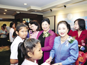 ดร.ผุสดี ตามไท และ ผาณิต พูนศิริวงศ์ มอบทุน