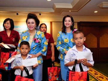 เพ็ญศรี สุขเจริญผล และ รักษา แสงภู่ สองกรรมการมูลนิธิฯ ช่วยกันมอบทุนสนับสนุนแก่เด็กๆ