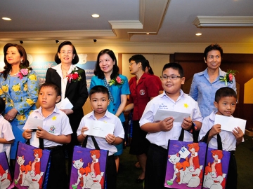 ร่วมมอบทุน เพ็ญจันทร์ เจียมกรกต รอง ผอ.สำนักอนามัย, พญ.ภาวิณี รุ่งทนต์กิจ ผอ.สนง.พัฒนาระบบสาธารณสุข และ ศันสนีย์ อยู่ประเสริฐ