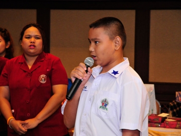 ด.ช.ณัฐวัตร เธียรวัฒนา นักเรียนชั้นประถมศึกษาปีที่ 6 โรงเรียนวัดสน เขตราษฎร์บูรณะ เป็นตัวแทนนักเรียนกล่าวขอบคุณ